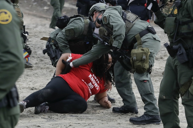 ABD'den San Diego sınırındaki protestoda 32 kişiye gözaltı